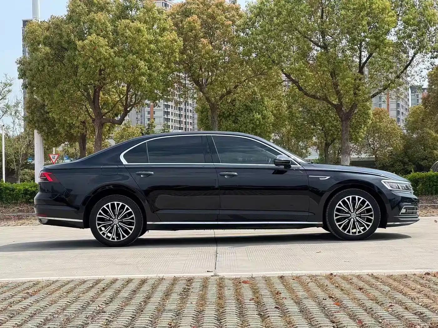 Volkswagen Phideon 2018 Facelift 380TSI FWD Business фото 5