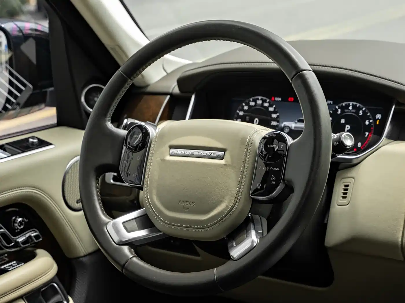 Land Rover Range Rover 2021 3.0 L6 Heritage Extended Classic Edition фото 9