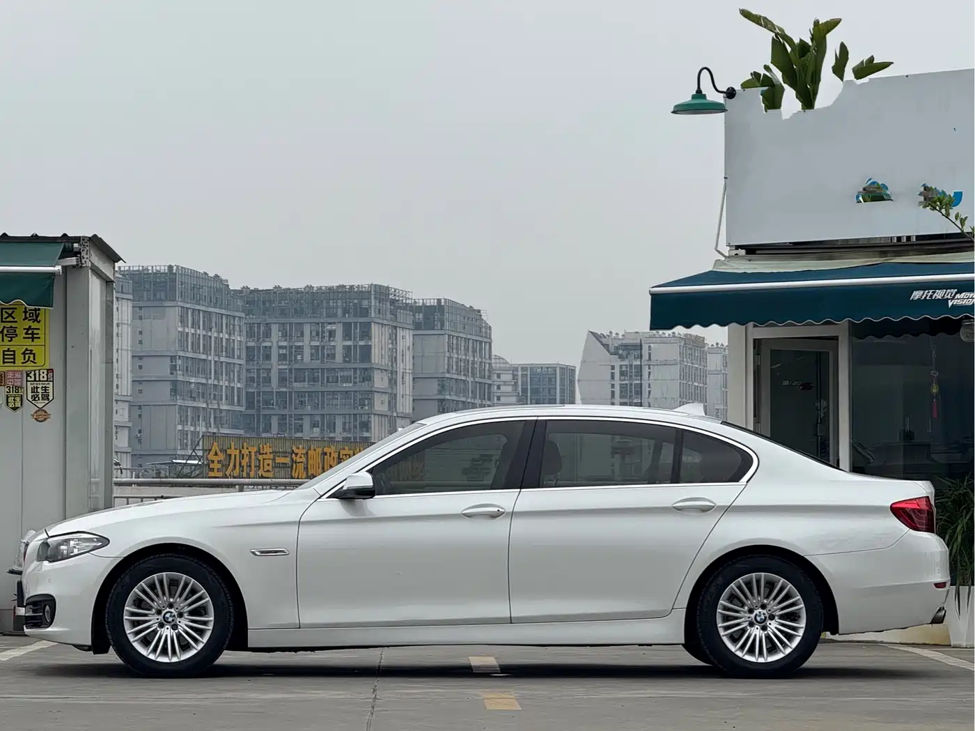 BMW 5 Series 2014 525Li Leading фото 3