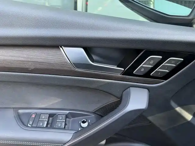 Фото 8 - Audi Q5L