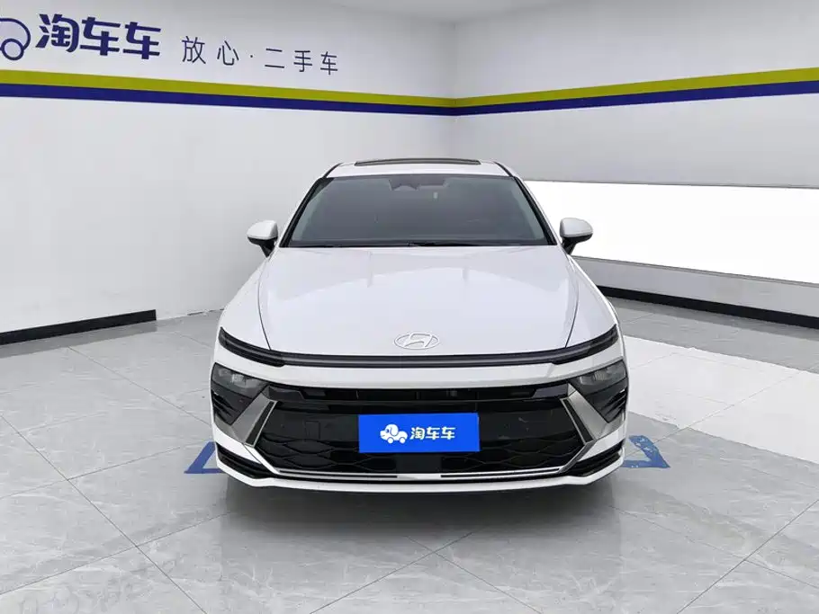 Photo 2 - Hyundai Sonata