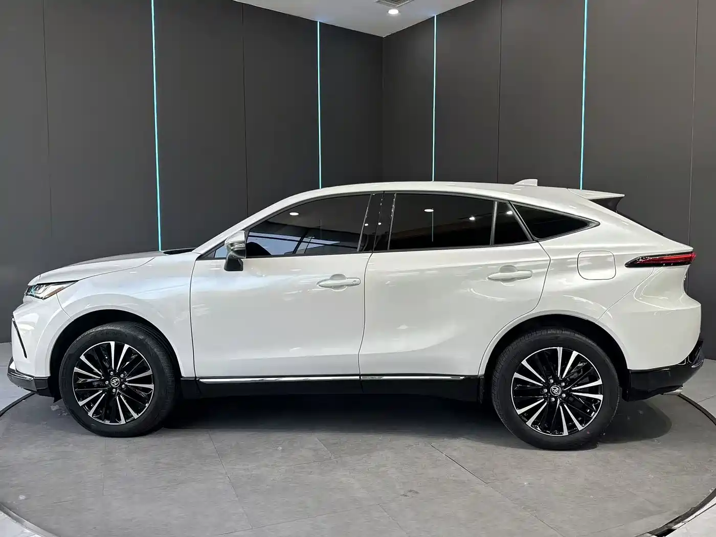 Toyota Venza 2022 2.0L CVT AWD Ultimate Edition фото 4