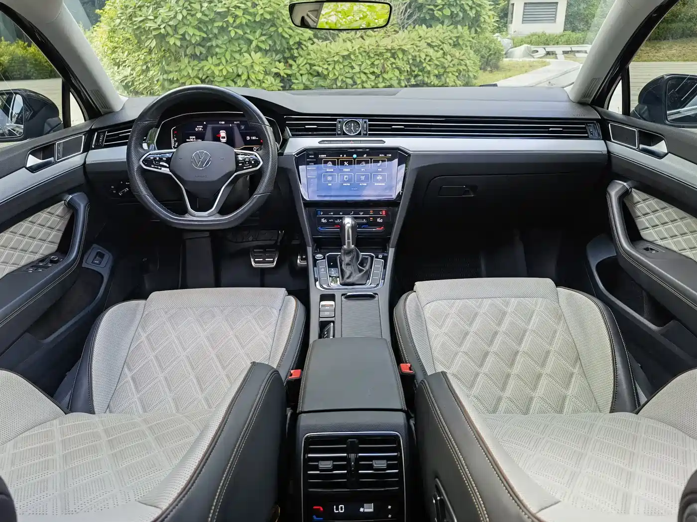 Volkswagen Magotan 2023 Model 2 Million Commemorative Edition 330TSI DSG Luxury фото 10