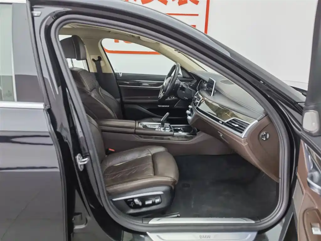 BMW 7 Series 2017 730Li Luxury Edition фото 23