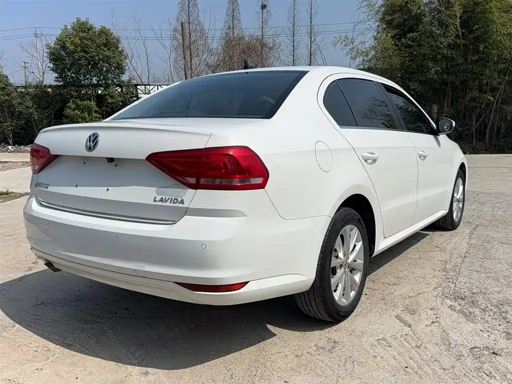 Volkswagen Lavida 2017 1.6L Automatic Comfort Edition фото 5