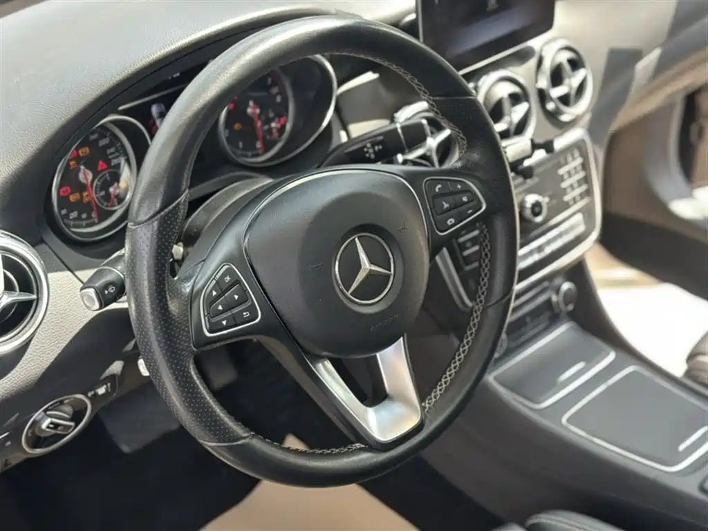Mercedes-Benz GLA 2018 GLA 200 Dynamic фото 3
