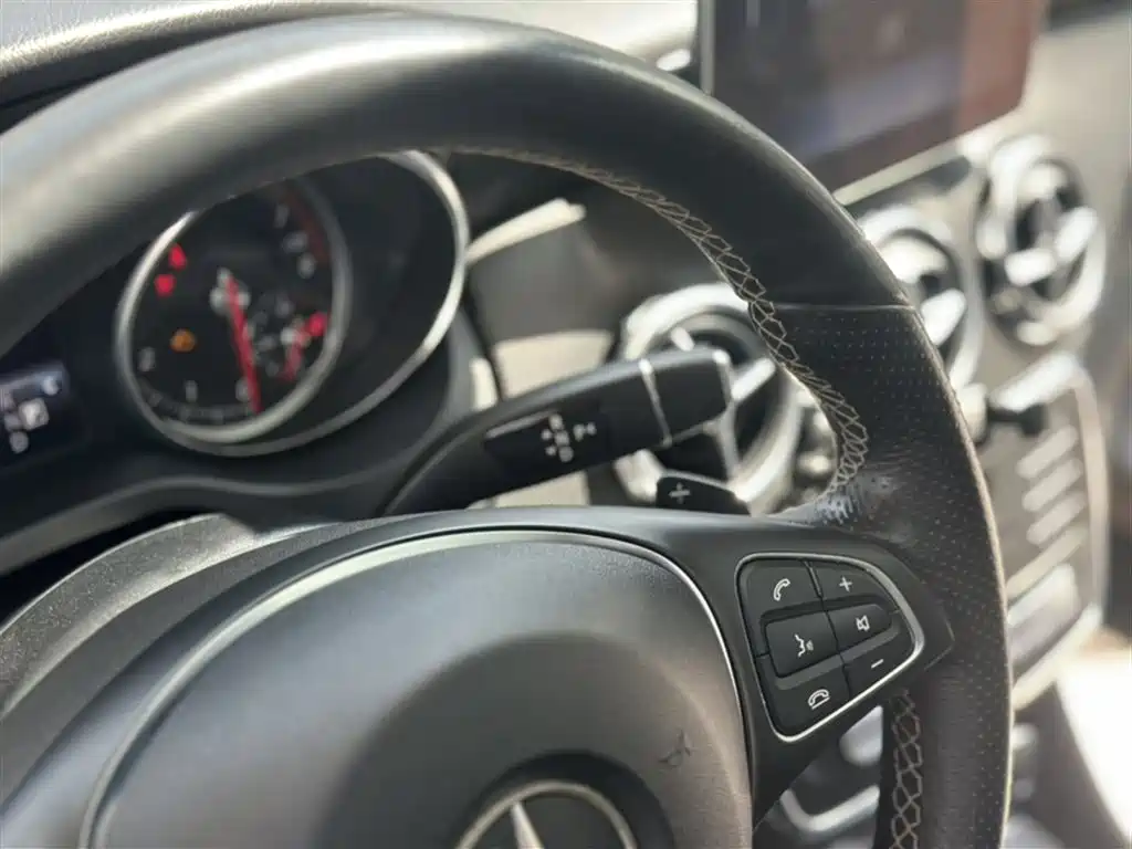 Mercedes-Benz GLA 2018 GLA 200 Dynamic фото 6
