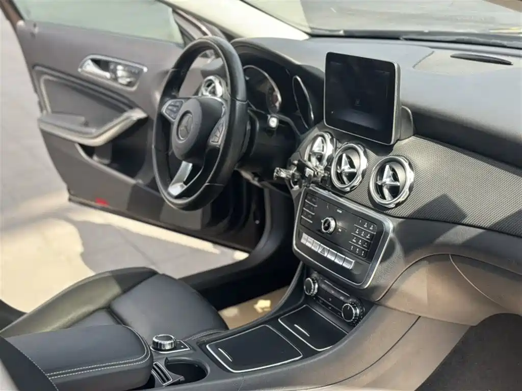 Mercedes-Benz GLA 2018 GLA 200 Dynamic фото 16