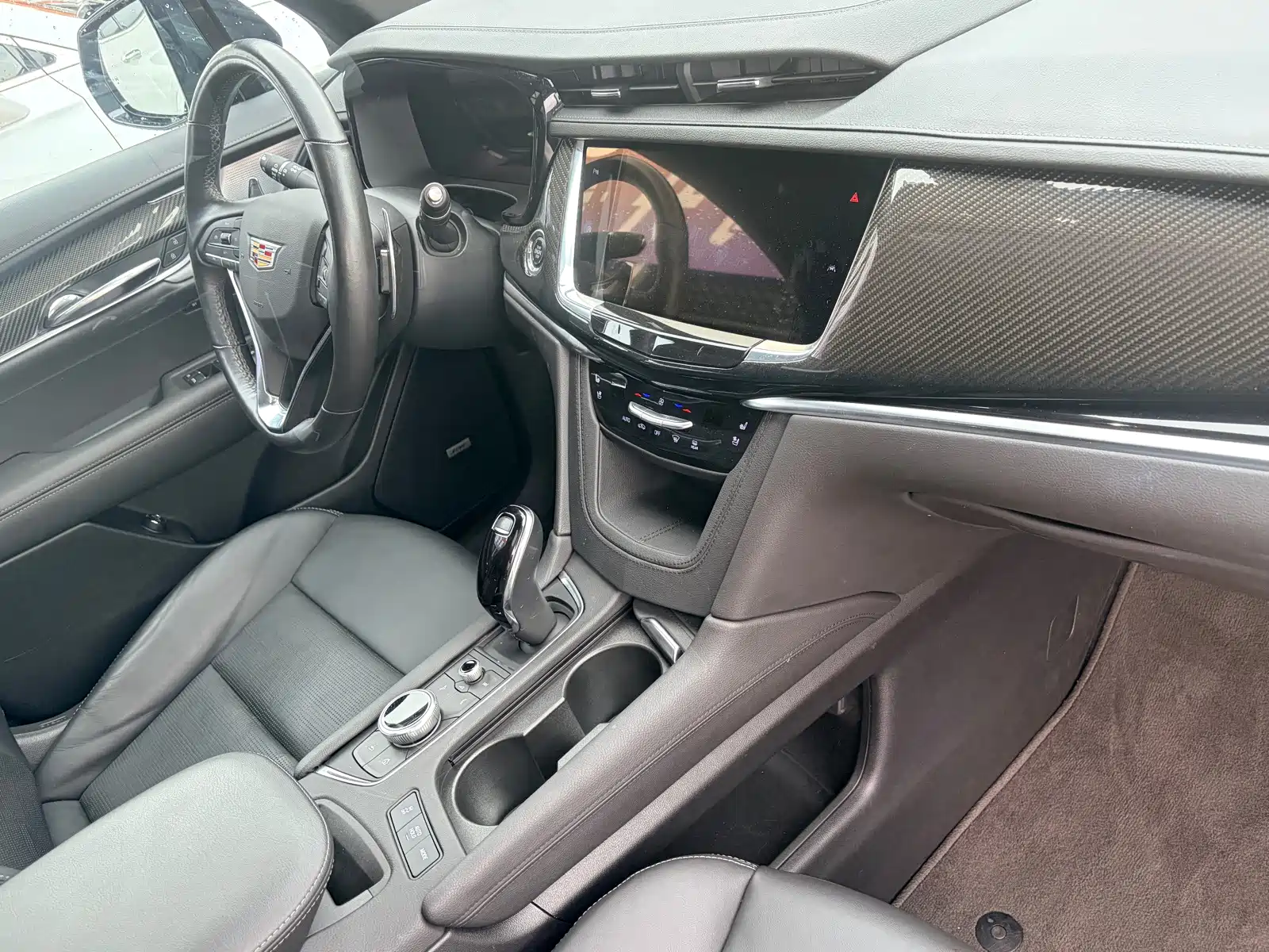 Фото 11 - Cadillac XT6