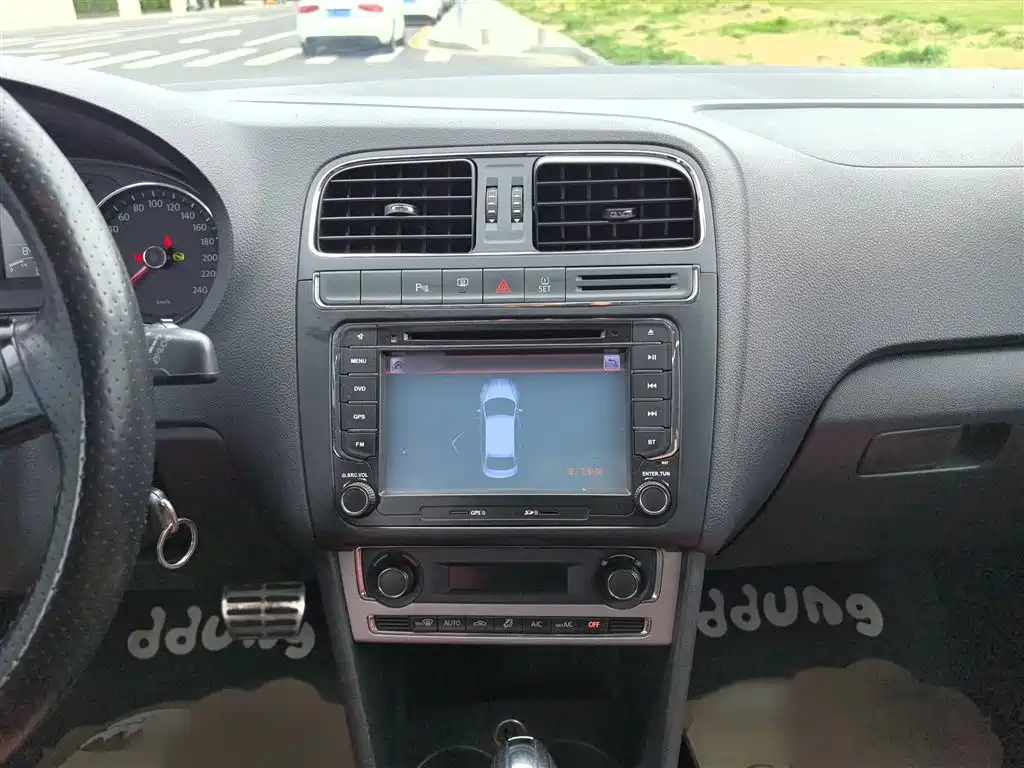 Volkswagen Polo 2014 1.6L Cross Polo Automatic фото 10