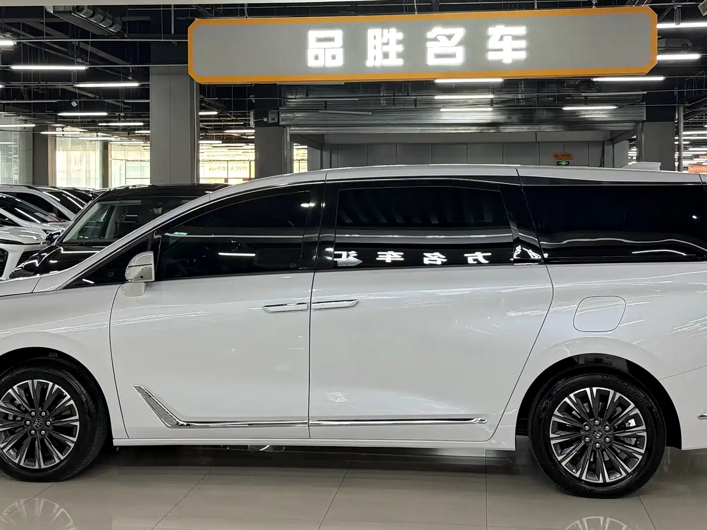 Buick GL8 2025 Land Honor Premium Edition фото 4