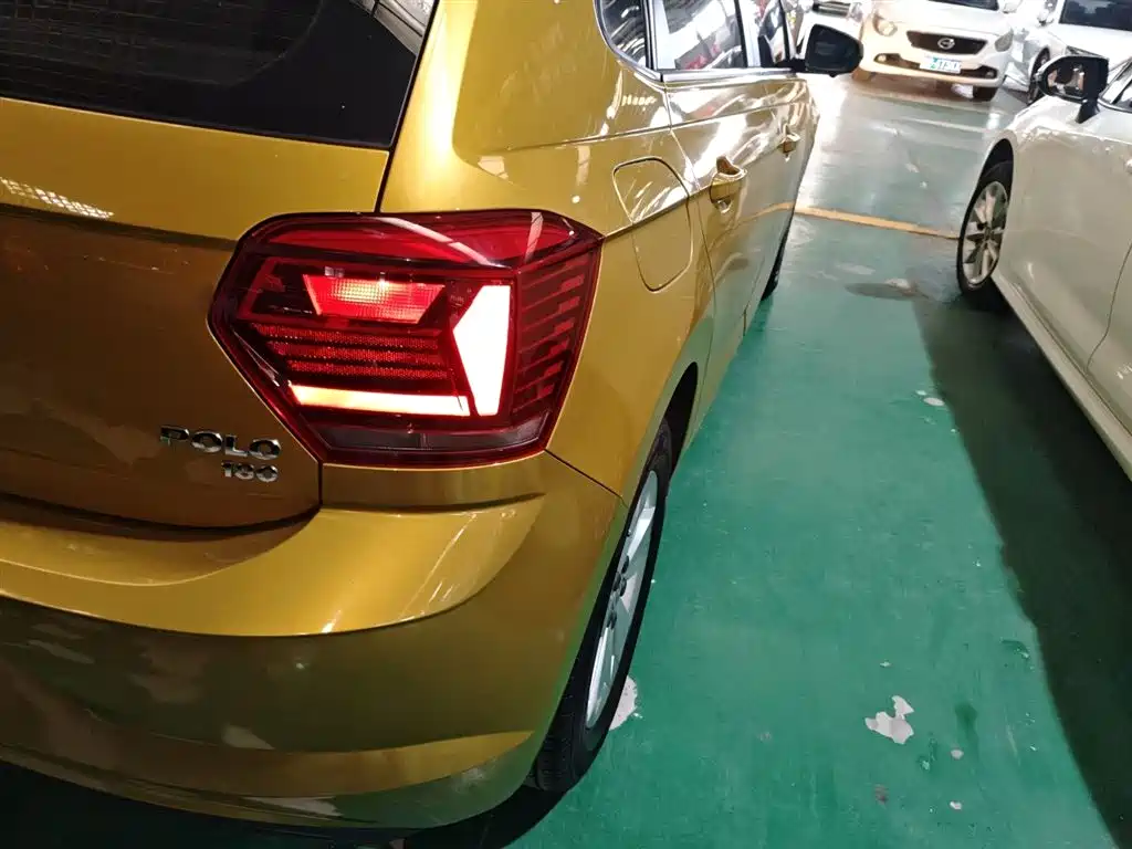 VOLKSWAGEN POLO
