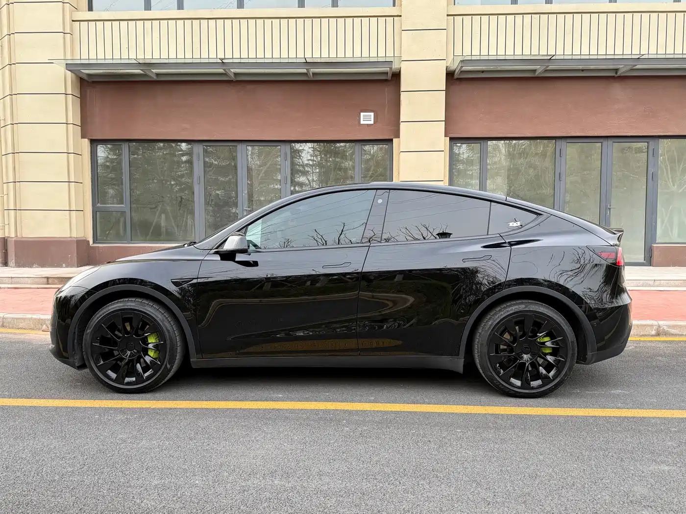 TESLA MODEL Y