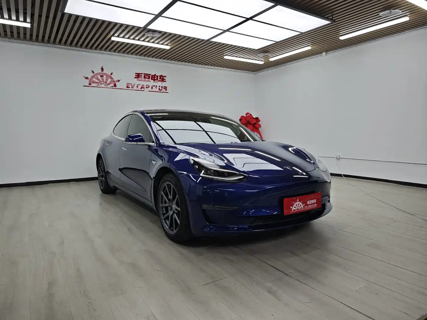 Фото 2 - Tesla Model 3