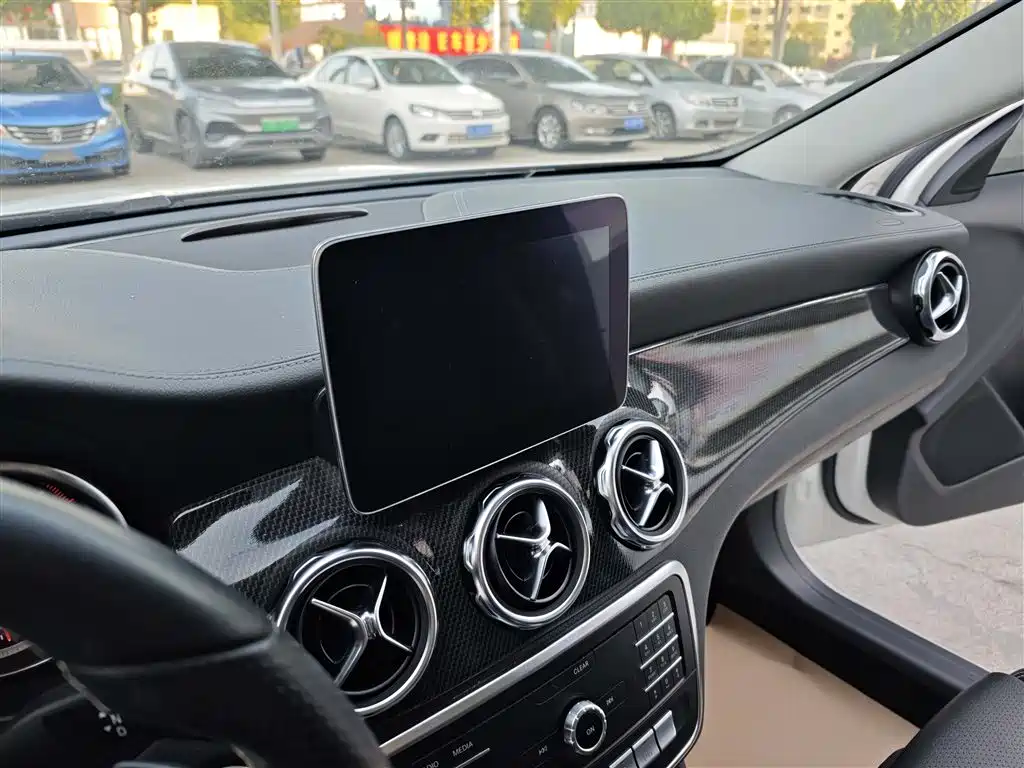 Mercedes-Benz GLA 2018 GLA 200 Fashion фото 14