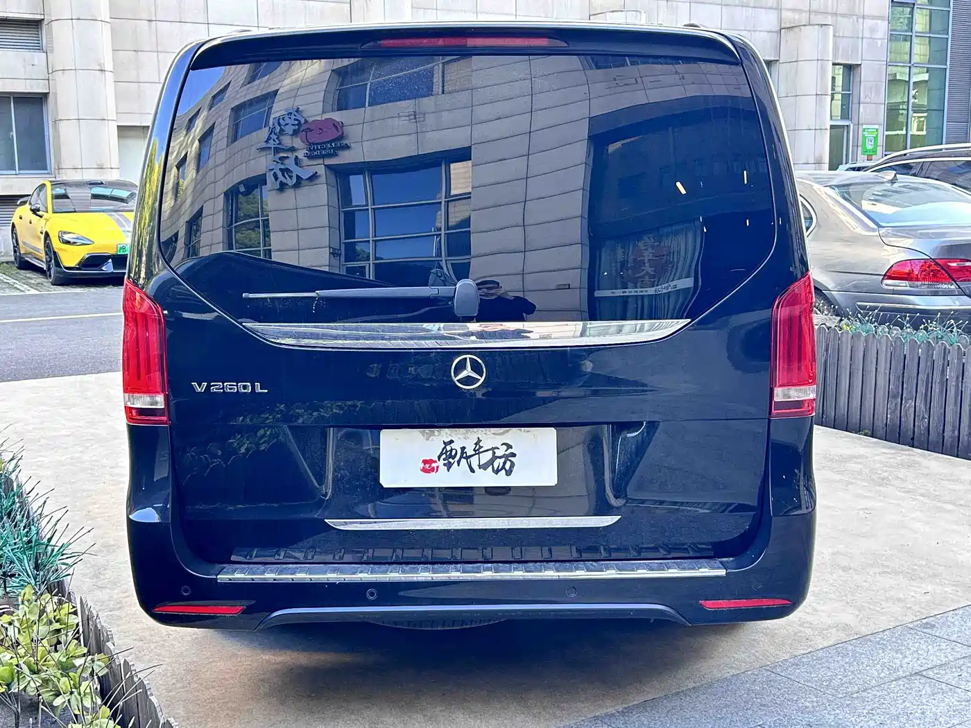 Mercedes-Benz V-Class 2020 Model V 260 L Long Wheelbase Luxury фото 4