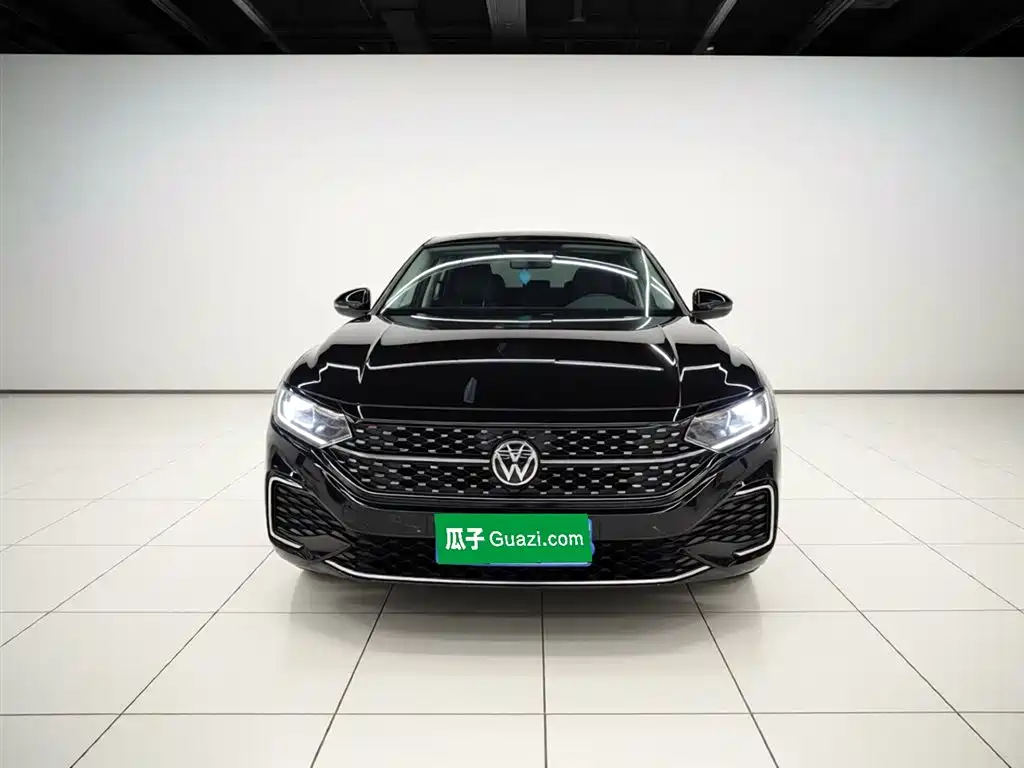 Volkswagen Passat 2025 Outstanding 330TSI Starlight Elite Edition фото 3
