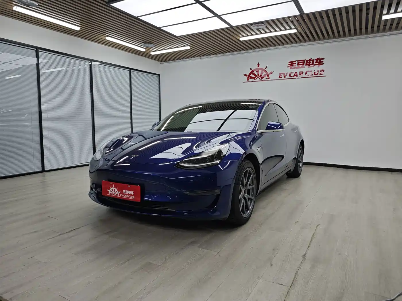 Фото 1 - Tesla Model 3