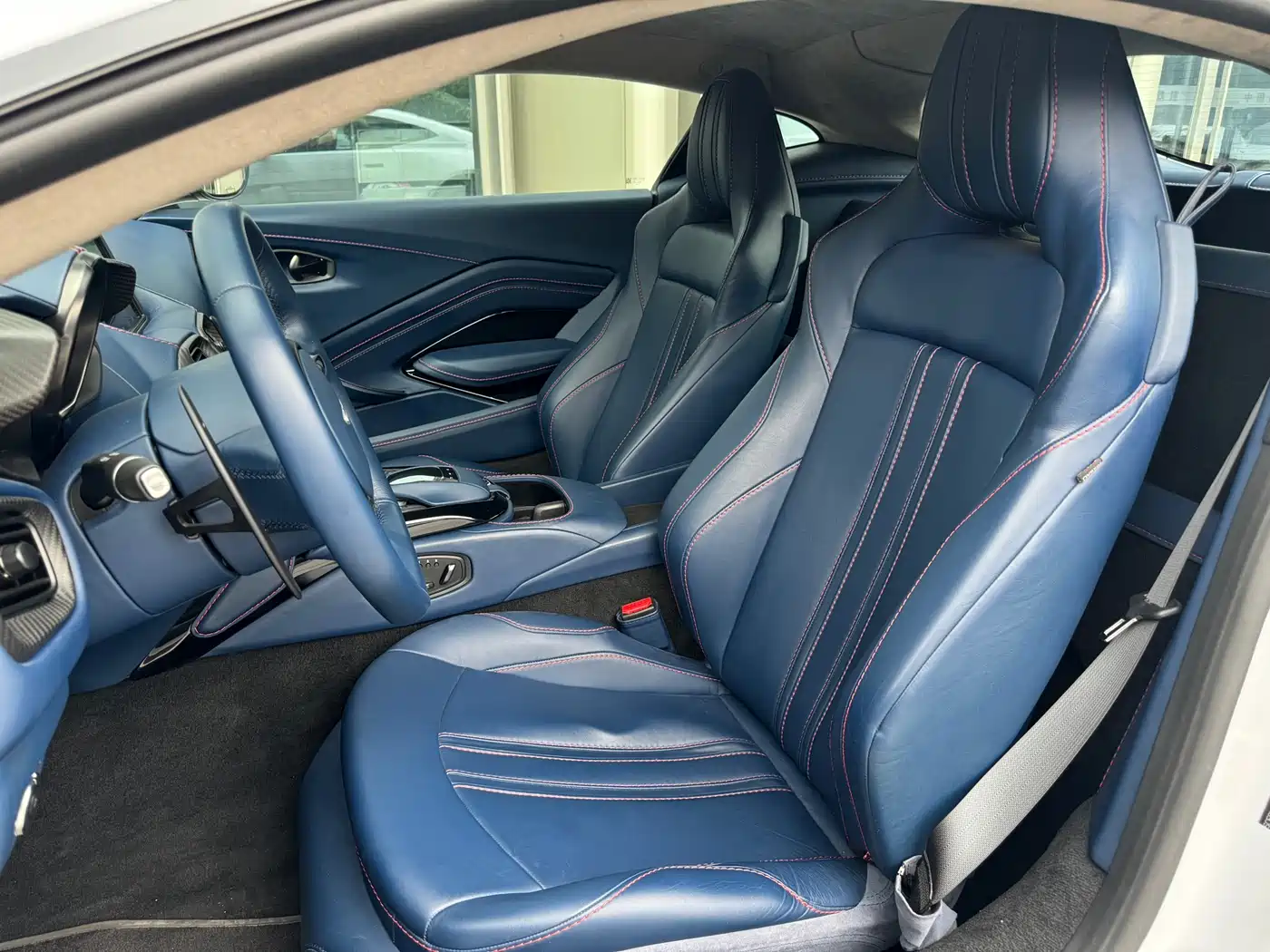 Aston Martin V8 Vantage 2018 4.0T V8 Coupe фото 14