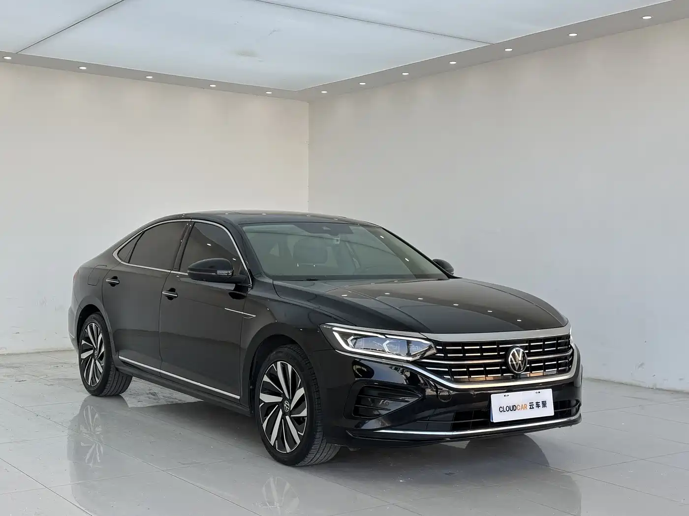 Volkswagen Passat 2024 380TSI Luxury фото 3