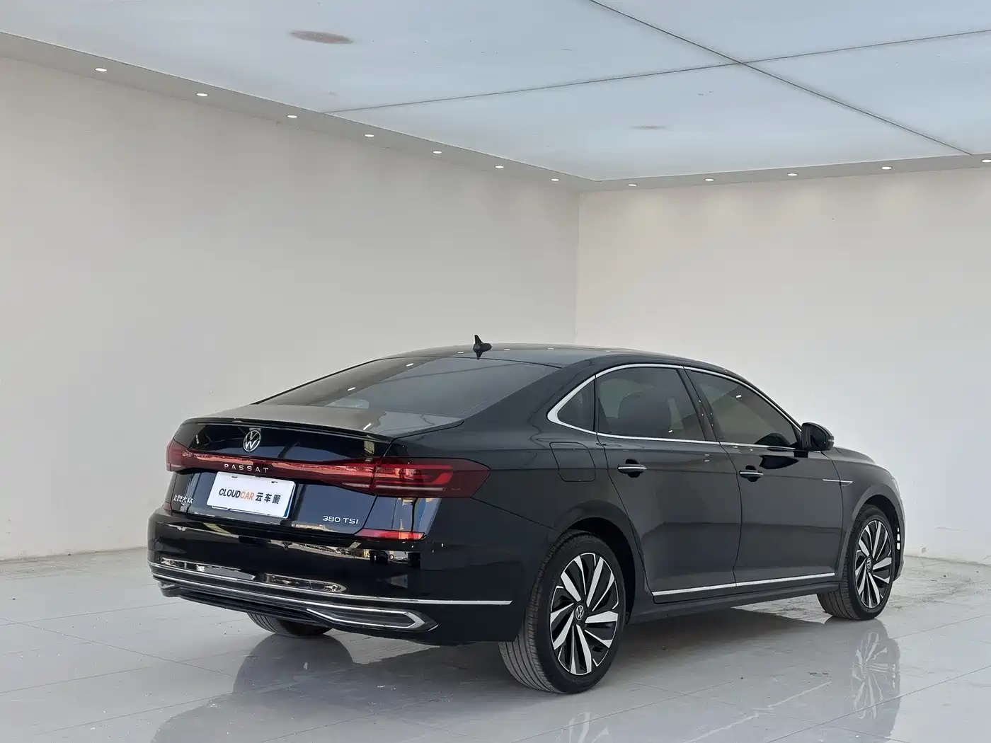 Volkswagen Passat 2024 380TSI Luxury фото 6
