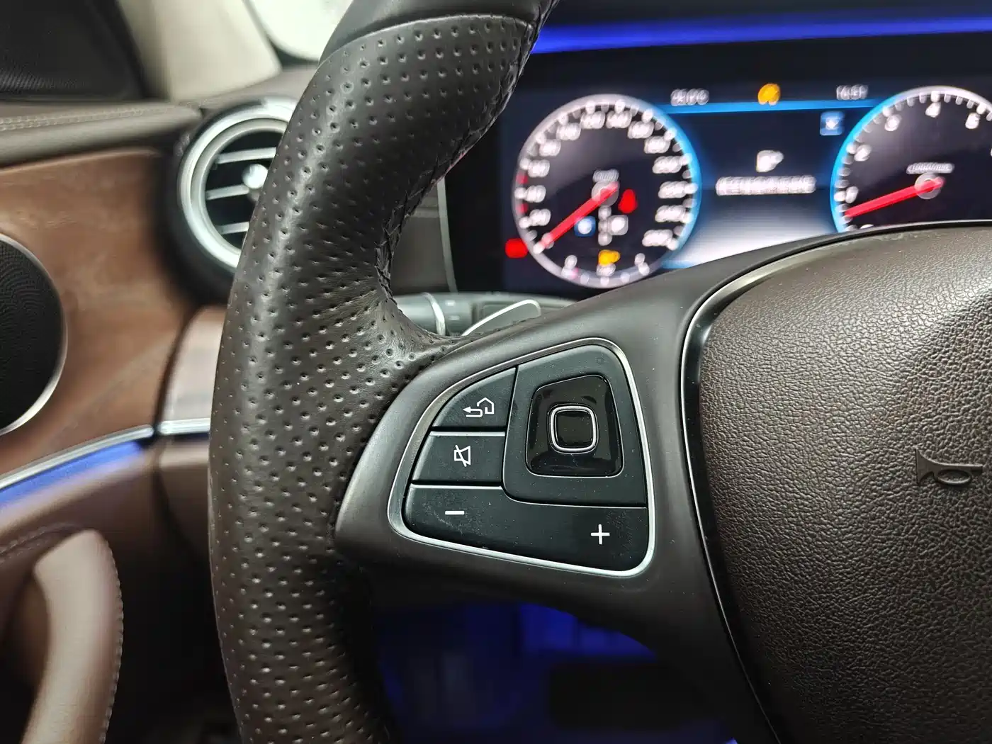 Mercedes-Benz E-Class 2017 Model E 320 L 4MATIC фото 12