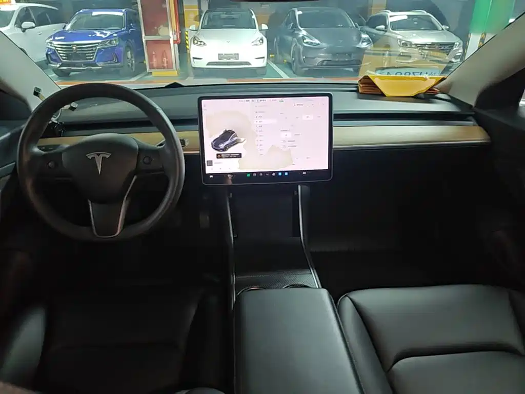 Фото 10 - Tesla Model 3