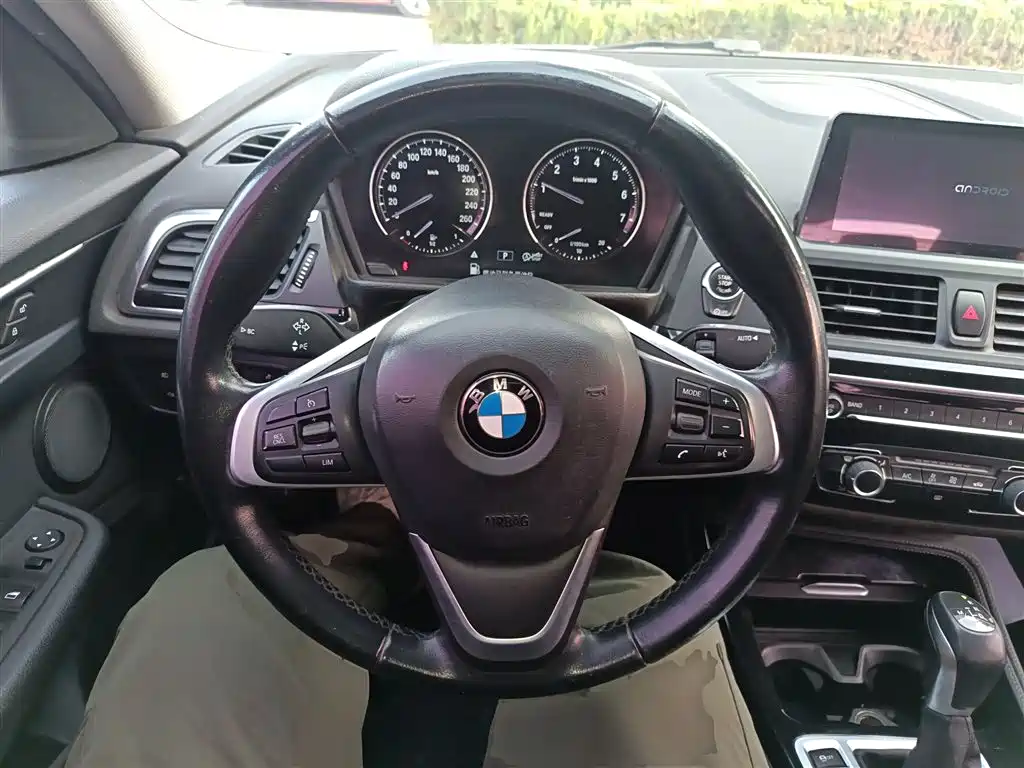 BMW 1 Series 2018 118i Sport Edition фото 11
