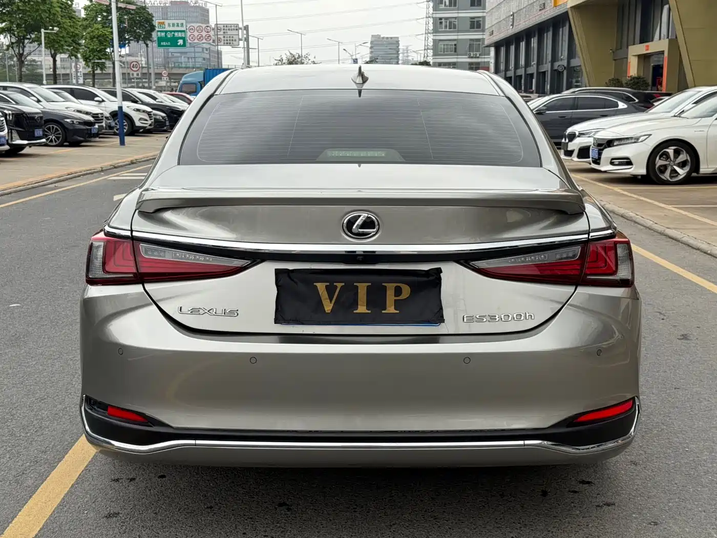 Lexus ES 2022 300h Ultimate Edition фото 8