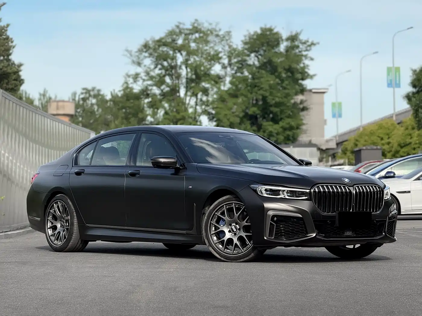 BMW 7 Series 2017 750Li xDrive Customized Edition (4-Seater) фото 3