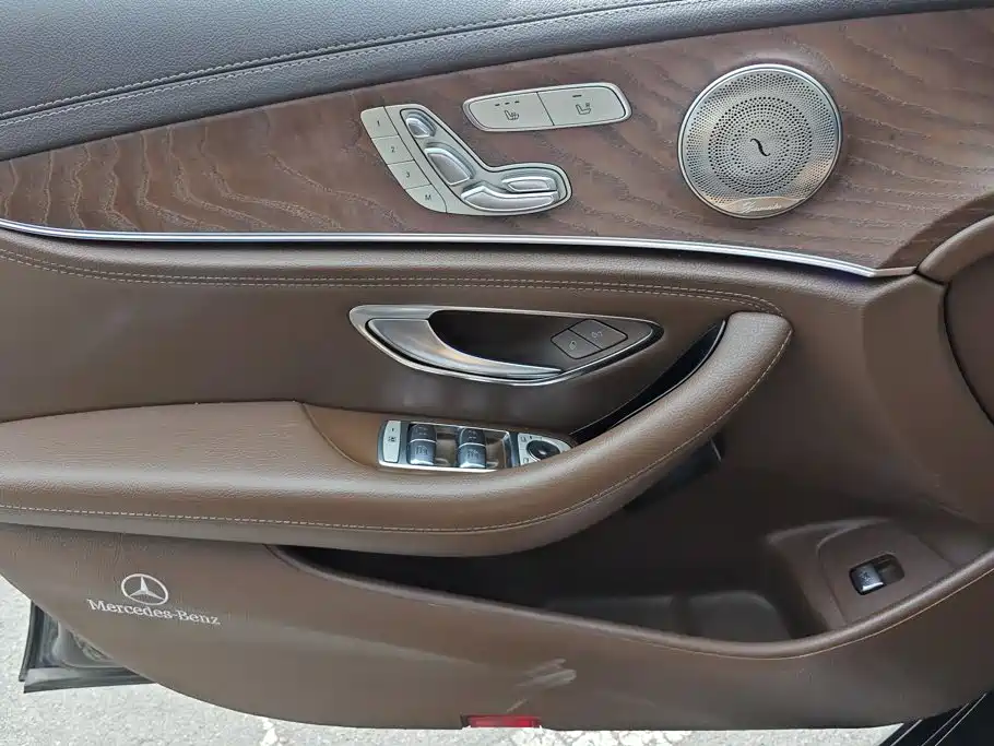 صورة 7 - Mercedes-Benz E-Class