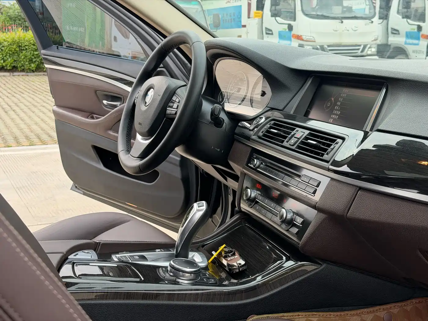 BMW 5 Series 2014 525Li Luxury Design Package фото 12