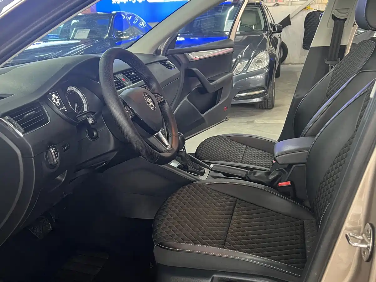 Škoda Octavia 2019 1.5L Automatic Smart Luxury Edition China V фото 9