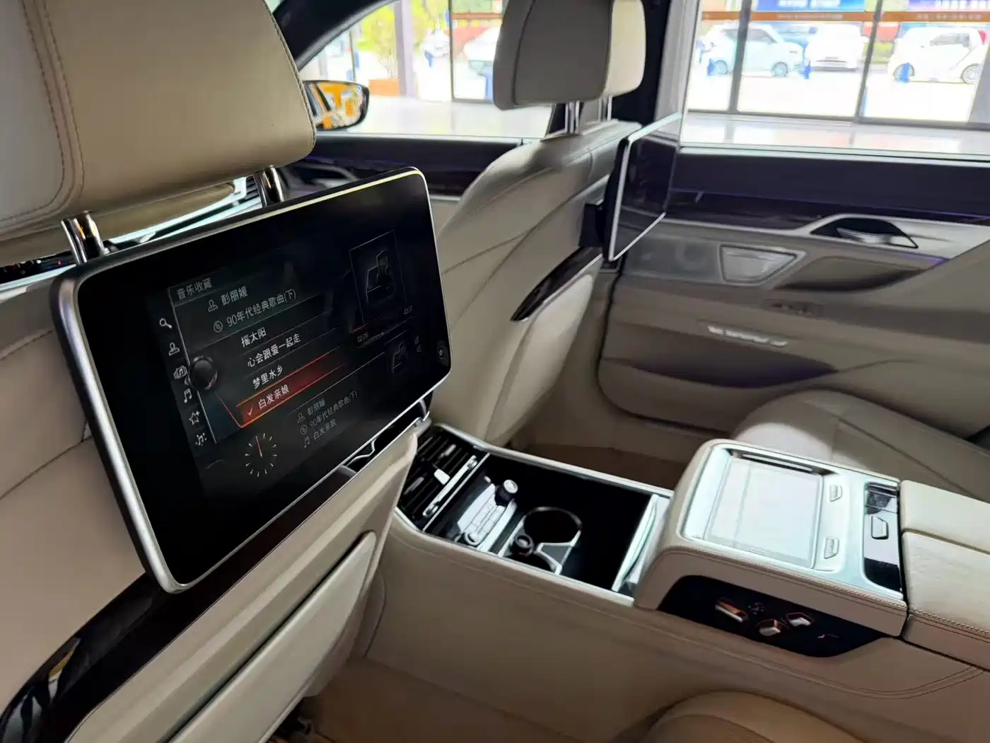 BMW 7 Series 2016 750Li xDrive 4-Seater фото 21