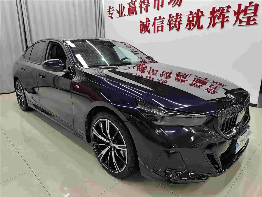 BMW 5 Series (Import) 2024 530i Premium Model M Sport Package фото 3