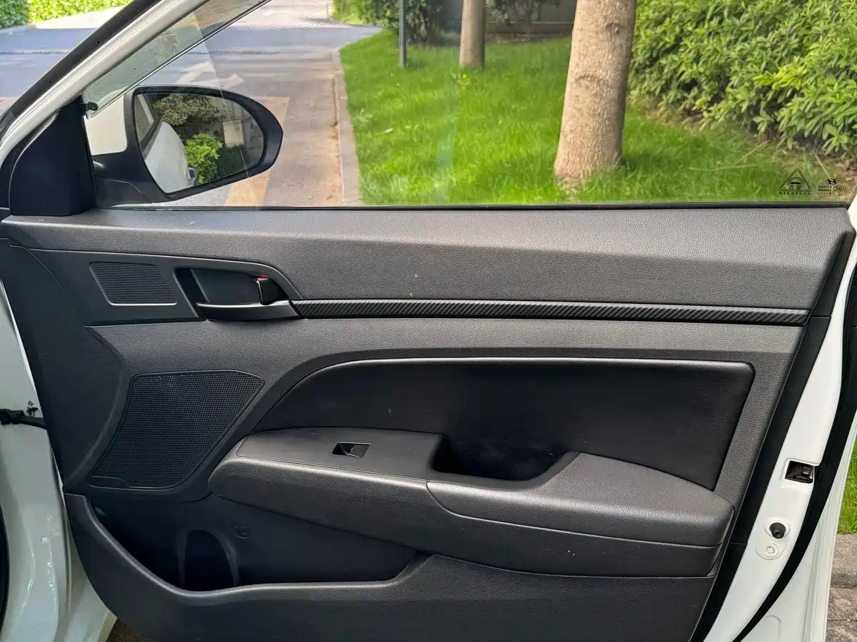 Hyundai Elantra 2018 1.6L Automatic 15th Anniversary Special Edition фото 9