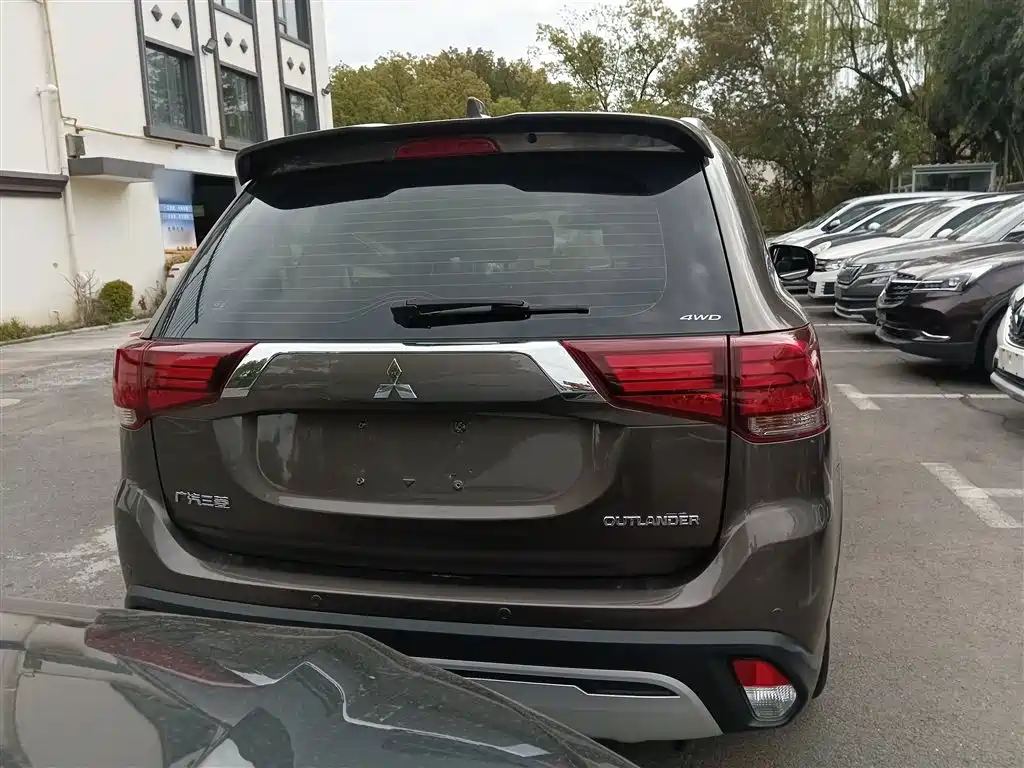 MITSUBISHI OUTLANDER