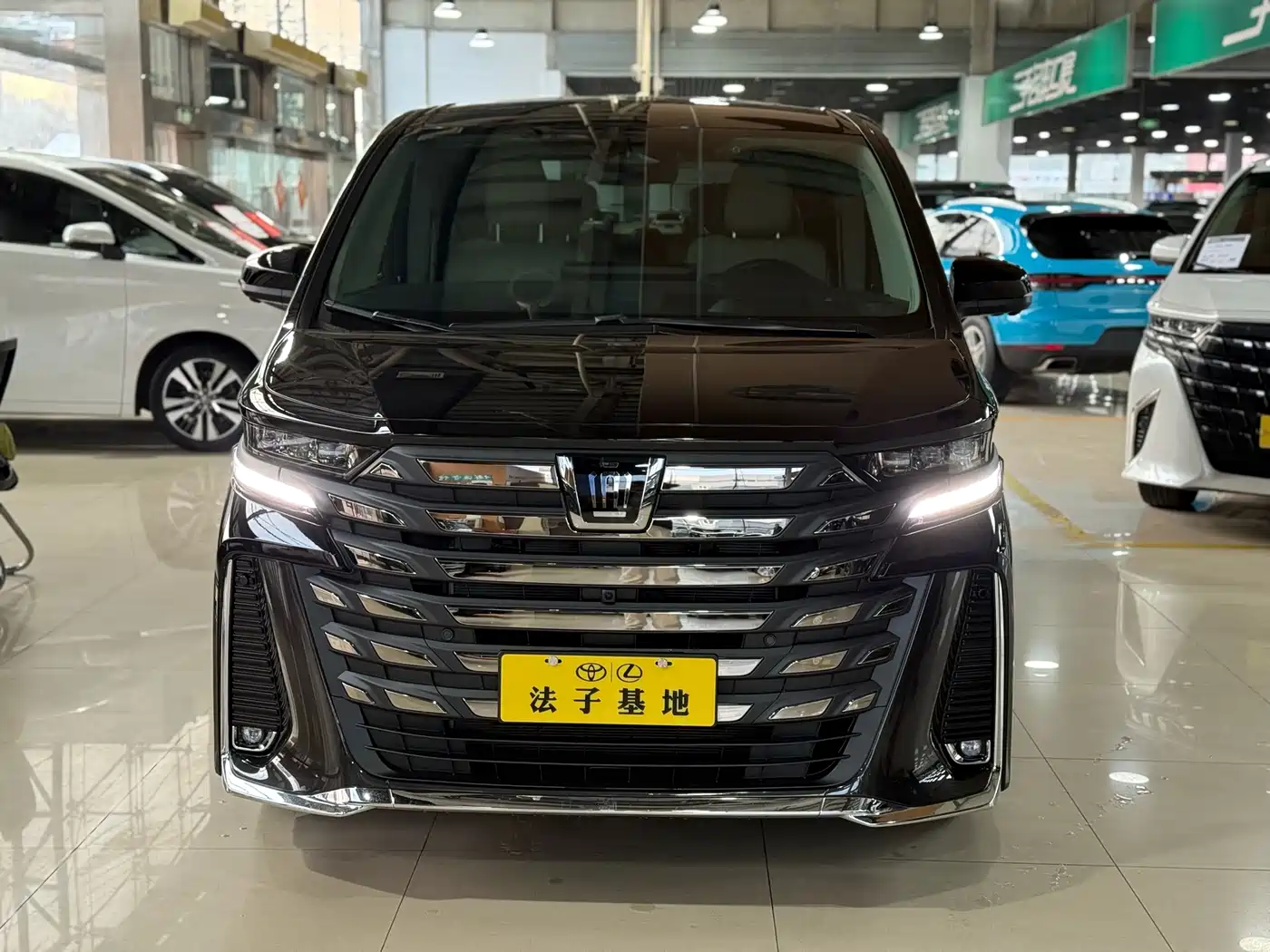 Toyota Vellfire 2024 Crown Hybrid 2.5L Executive Premium Edition фото 2