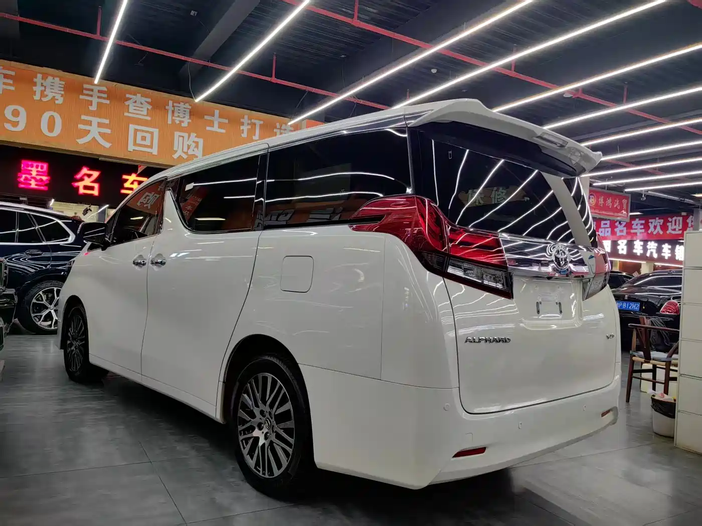 Toyota Alphard 2018 3.5L Luxury фото 18