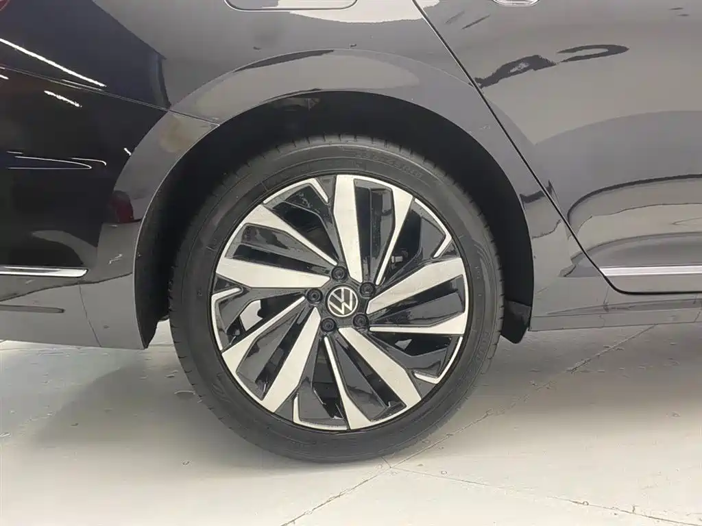 Volkswagen Passat 2022 330TSI Elite Edition фото 11