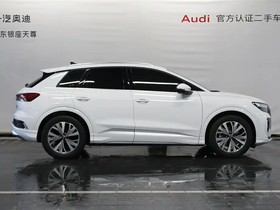 AUDI Q4 E TRON