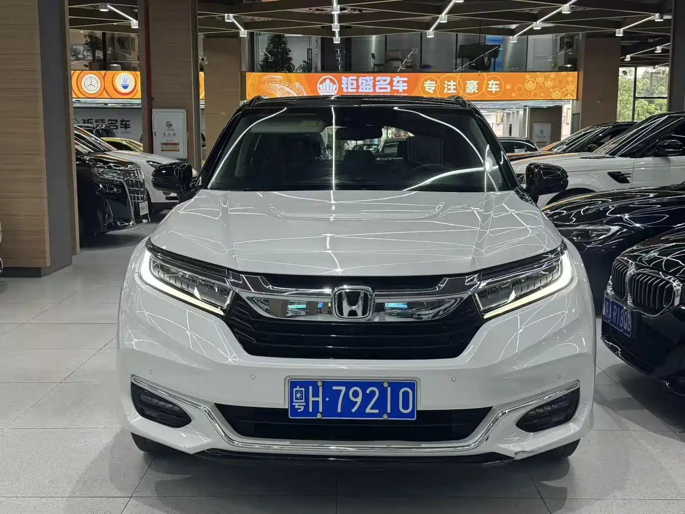 Фото 2 - Honda Avancier