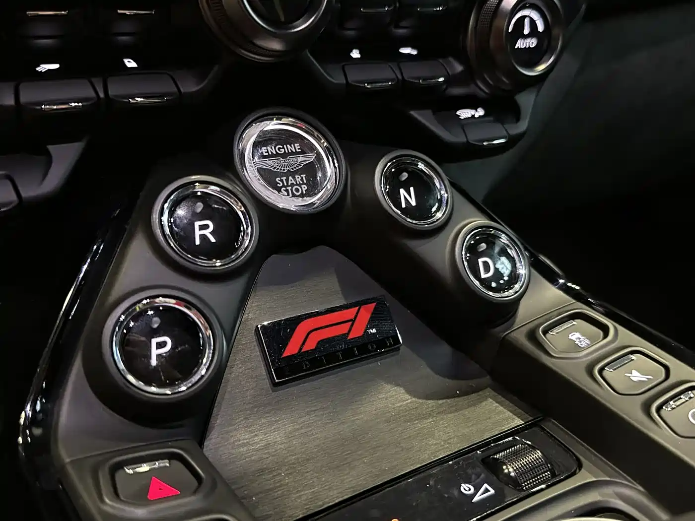 ASTON MARTIN V8 VANTAGE