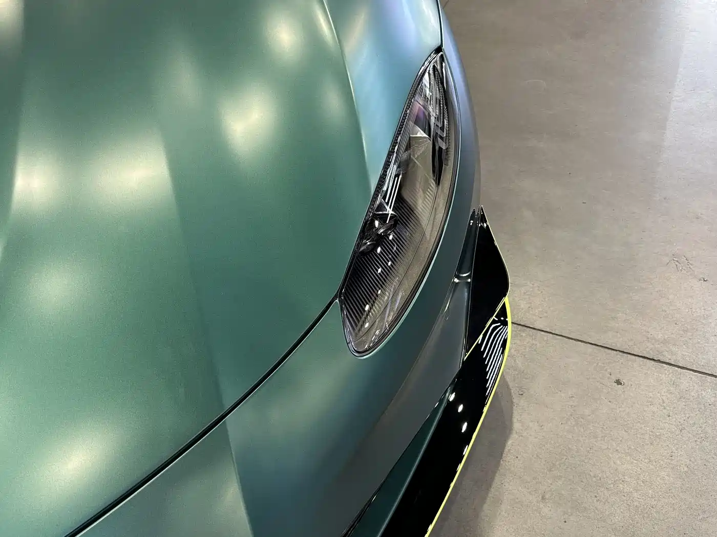 ASTON MARTIN V8 VANTAGE