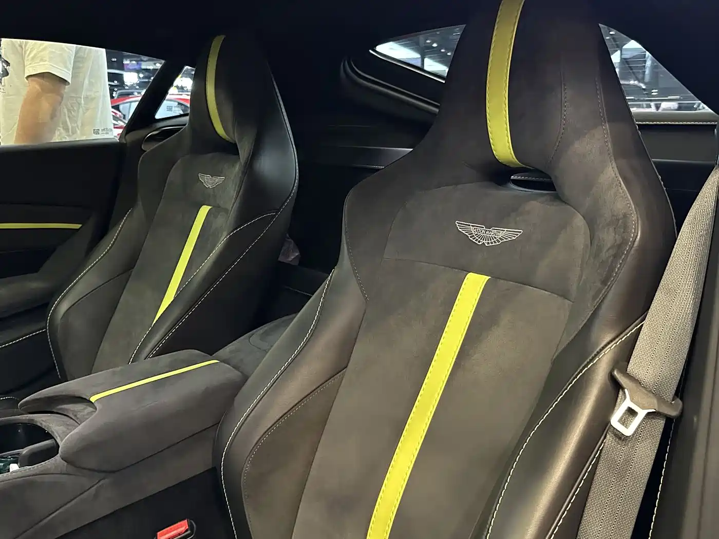 ASTON MARTIN V8 VANTAGE