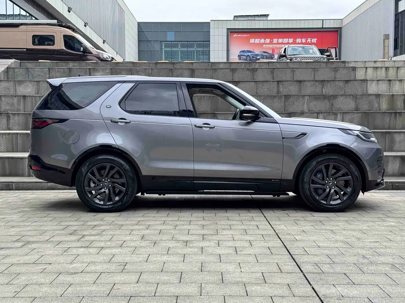 Land Rover Discovery 2021 360PS R-Dynamic S фото 4