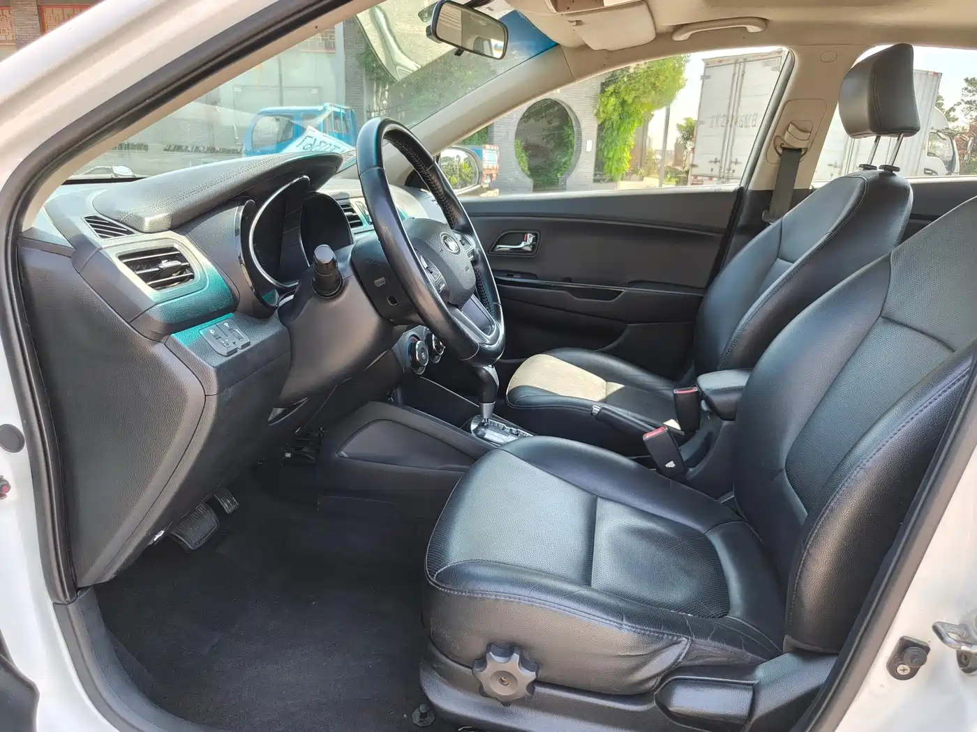 Kia K2 2012 Sedan 1.6L AT Premium Commemorative Edition фото 3