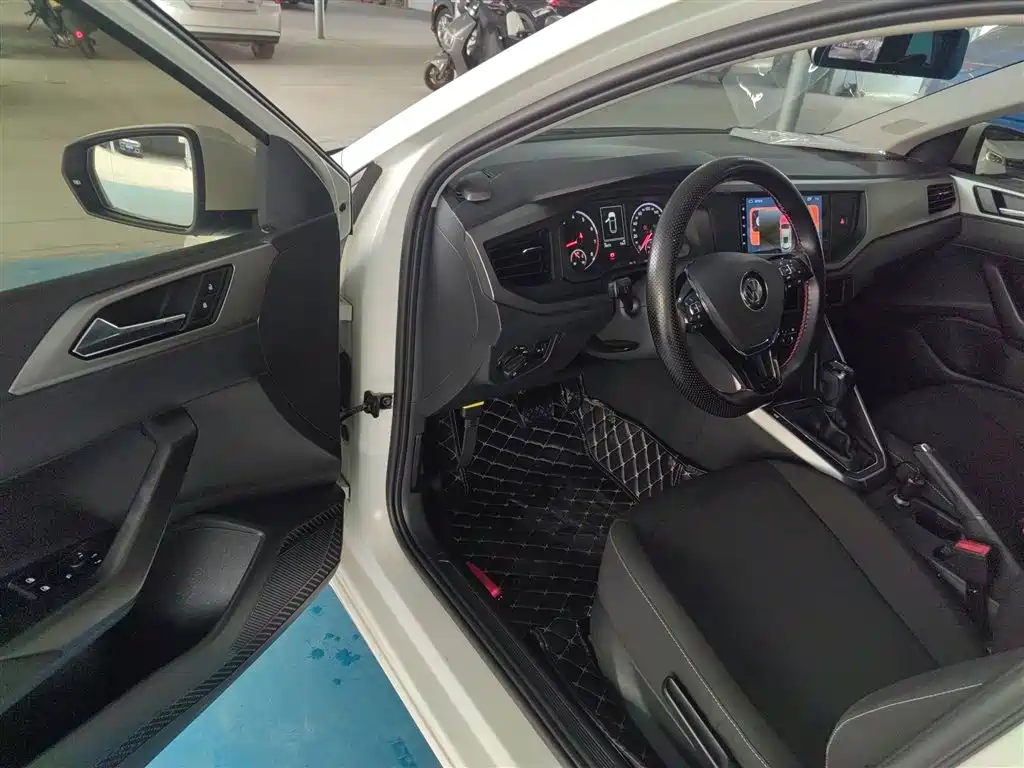 Volkswagen Polo 2019 Plus 1.5L Automatic Panorama Enjoyment Edition фото 16