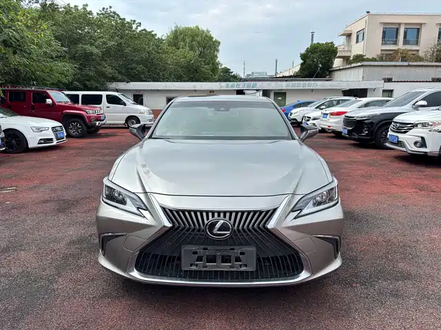 Lexus ES 2021