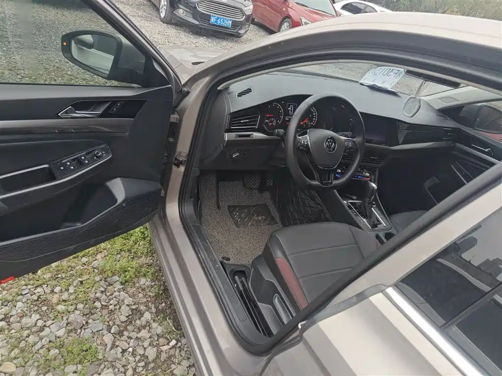 VOLKSWAGEN BORA